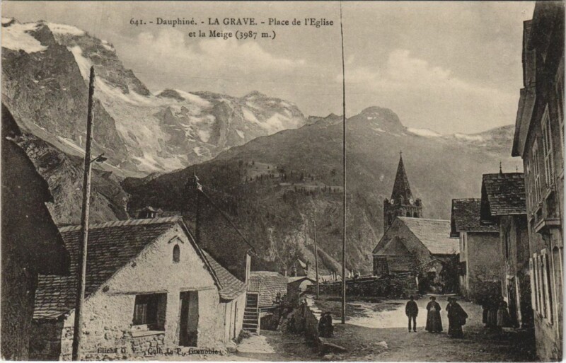 Carte postale ancienne La Grave Place de l'Eglise et la Meije à La Grave