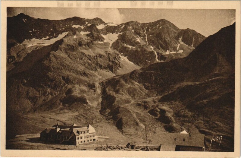 Carte postale ancienne Massif du Combeynot et Chalet P.L.M.
