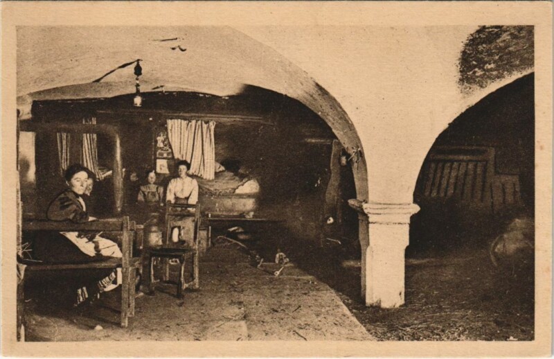 Carte postale ancienne Un Interieur d'une Maison du Queyras