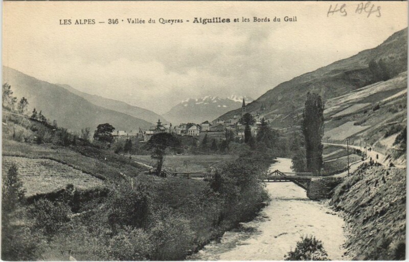 Carte postale ancienne Aiguilles et les Bords du Guil à Aiguilles