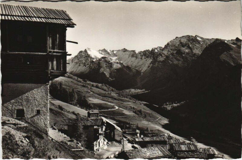 Carte postale ancienne Saint-Veran Un Coin du Village et Vue sur le Montagne des Avers