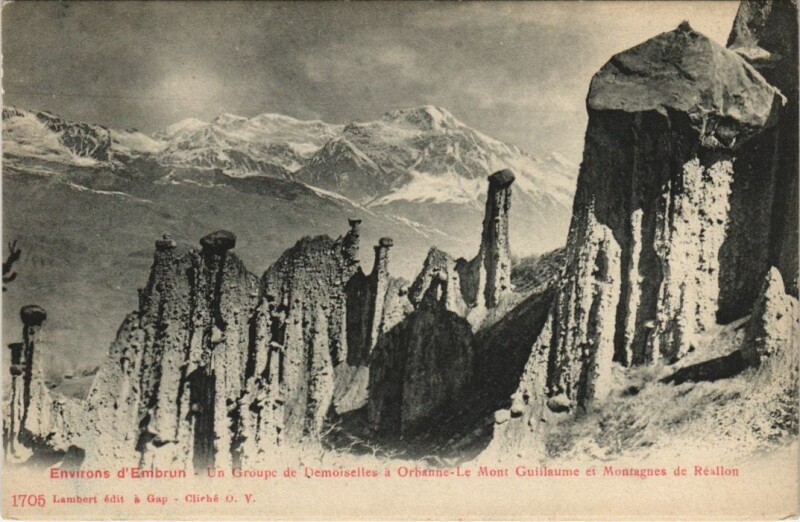 Carte postale ancienne Embrun Environs - Un Groupe de Demoiselles à Embrun