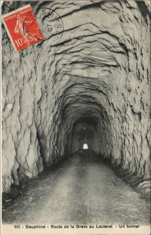 Carte postale ancienne Route de la Grave au Lautaret - Un Tunnel à La Grave