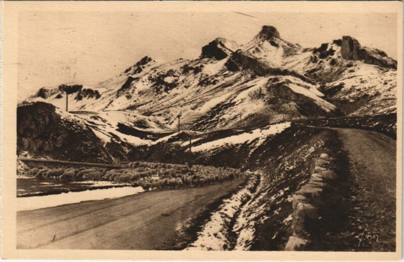 Carte postale ancienne Route du Galibier - Dans le Fond le Massif