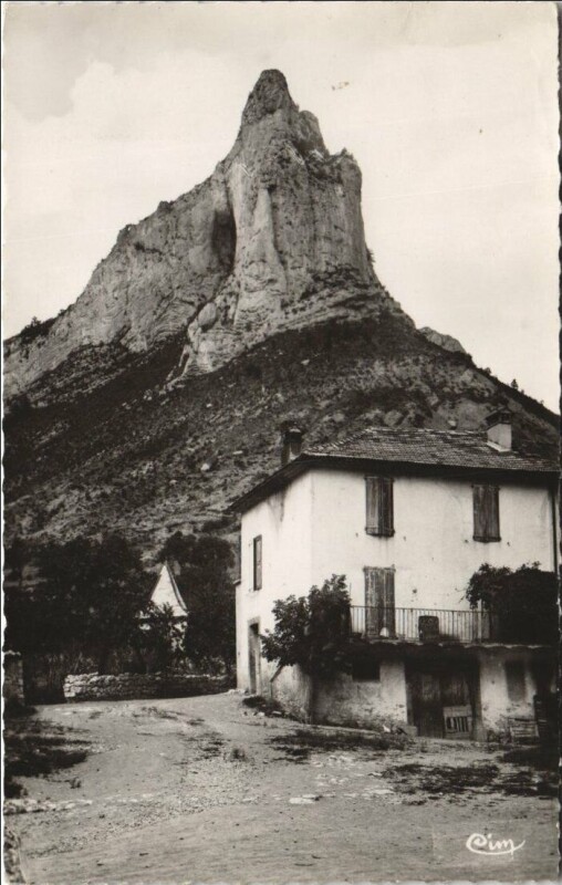 Carte postale ancienne Orpierre Le Rocher du Quiquillon à Orpierre