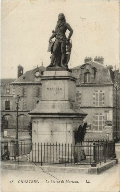 Carte postale ancienne Chartres Statue de Marceau France à Chartres