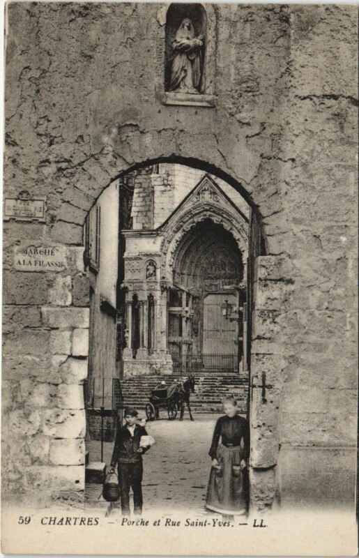 Carte postale ancienne Chartres Porche et Rue Saint-Yves France à Chartres