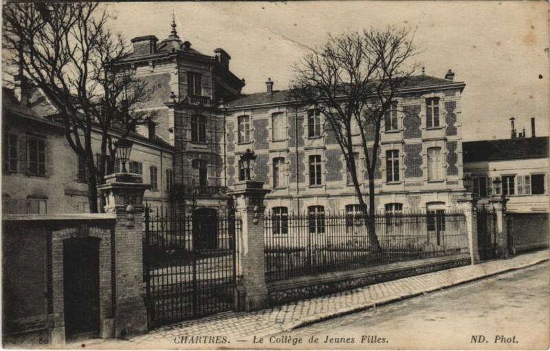 Carte postale ancienne Chartres Le College de Jeunes Filles France à Chartres