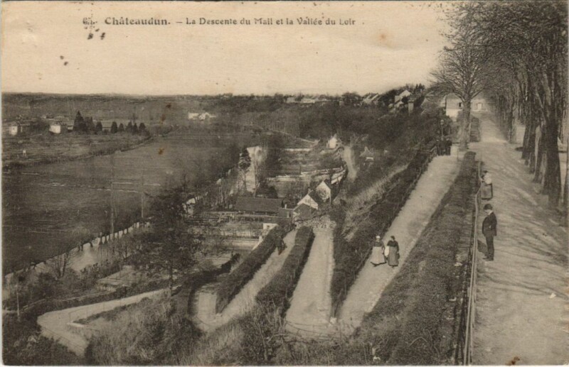 Carte postale ancienne Chateaudun La Descente du Mail France