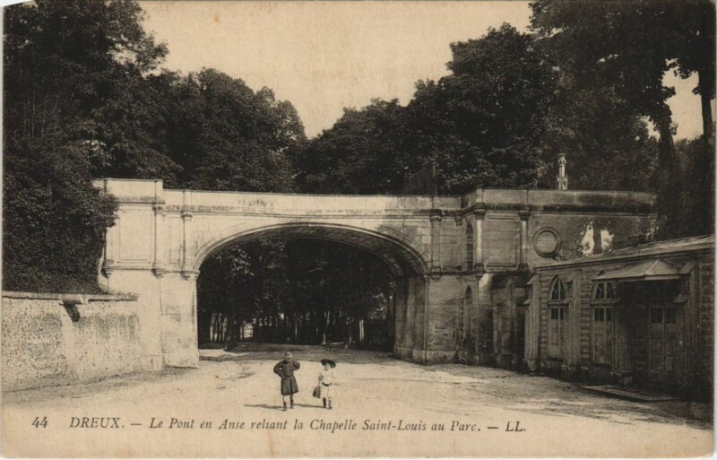 Carte postale ancienne Dreux Pont en Anse reltant la Chapelle Saint-Louis France à Dreux