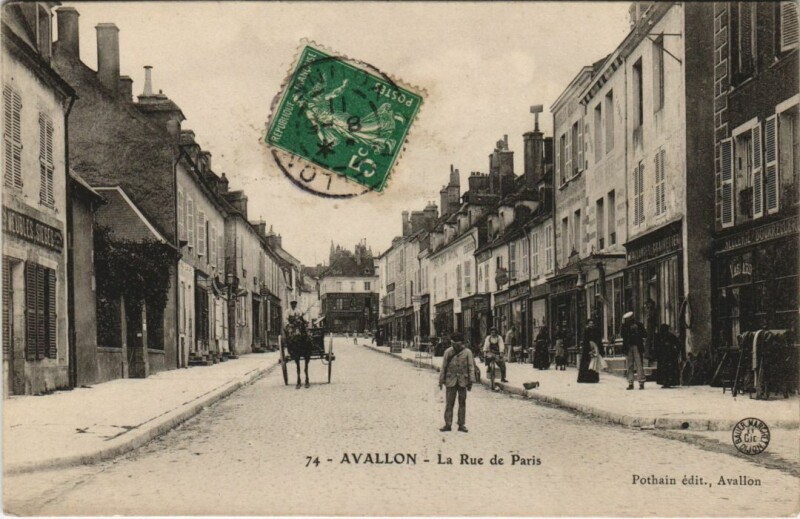 Carte postale ancienne Avallon La Rue de Paris France à Avallon