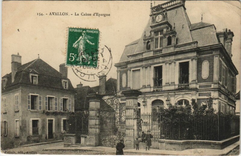 Carte postale ancienne Avallon La Caisse d'Epargne France à Avallon