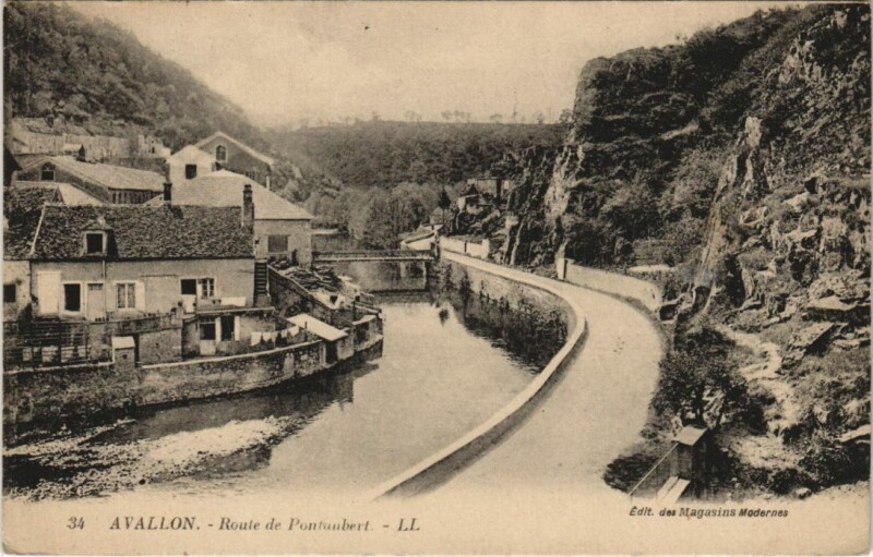 Carte postale ancienne Avallon Route de Pontaubert France à Avallon