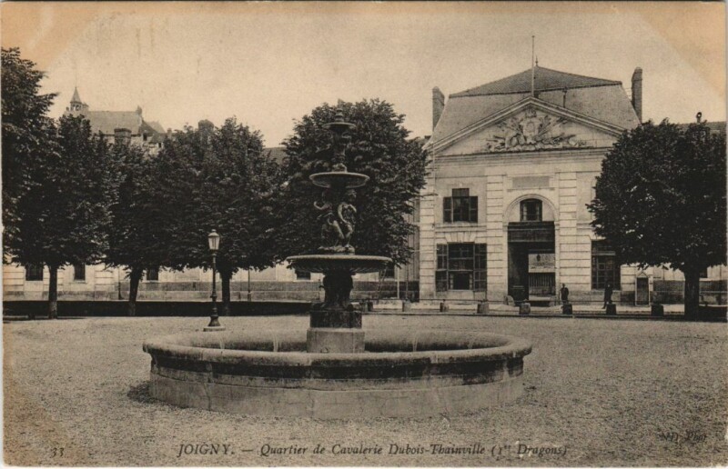 Carte postale ancienne Joigny Quartier de Cavalerie Dubois Thainville France à Joigny