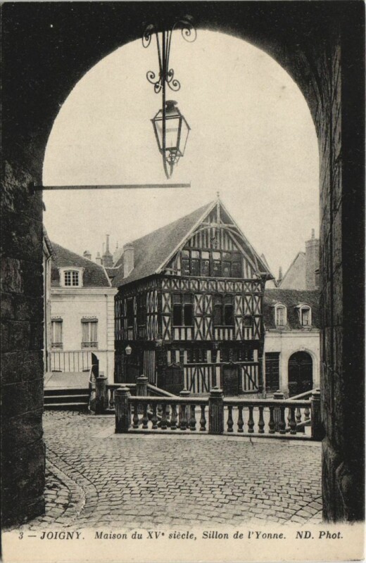 Carte postale ancienne Joigny Maison du Xv e siecle France à Joigny