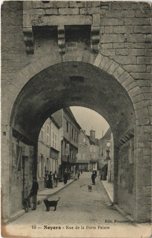 Carte postale ancienne Noyers Rue de la Porte Peinte France à Noyers