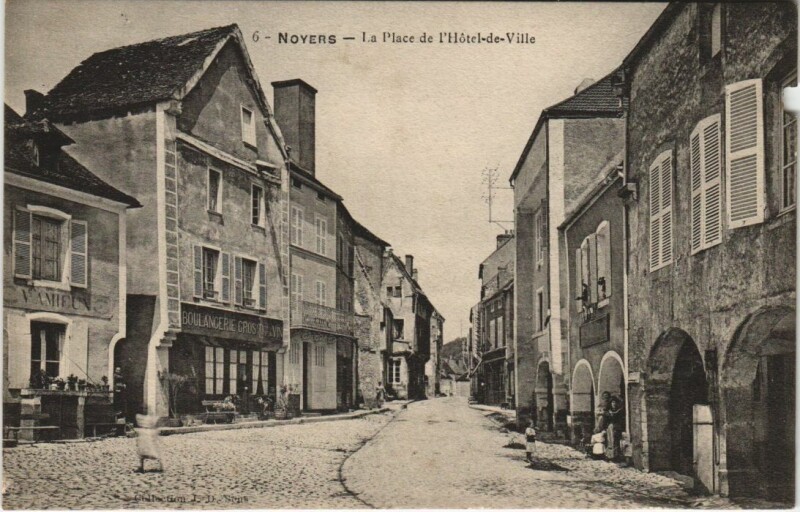 Carte postale ancienne Noyers La Place de l'Hotel de Ville France à Noyers