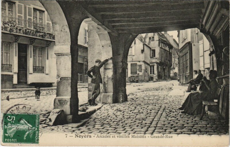 Carte postale ancienne Noyers Arcades et vieilles Maisons France à Noyers