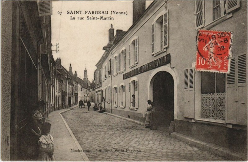 Carte postale ancienne Saint-Fargeau La rue Saint-Martin France à Saint-Fargeau