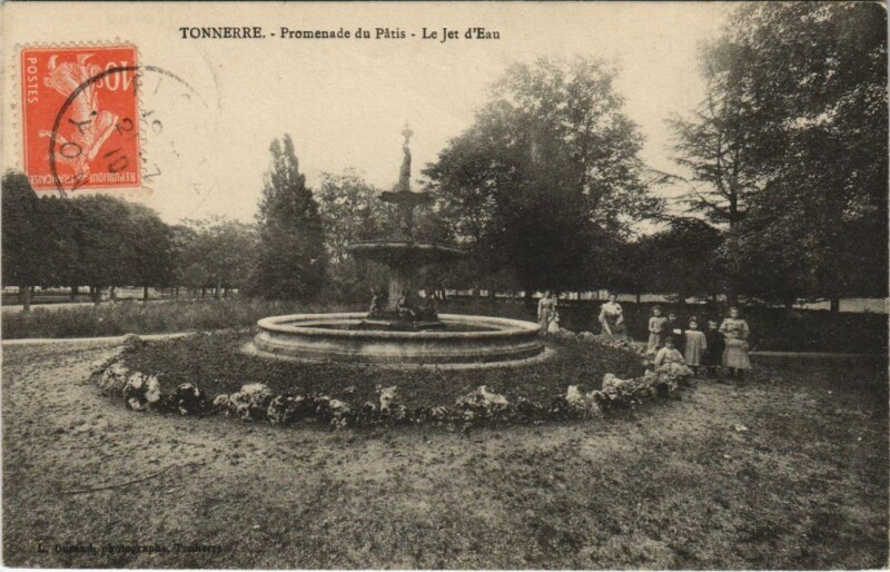 Carte postale ancienne Tonnerre Promenade du Patis, Le Jet d'Eau France à Tonnerre