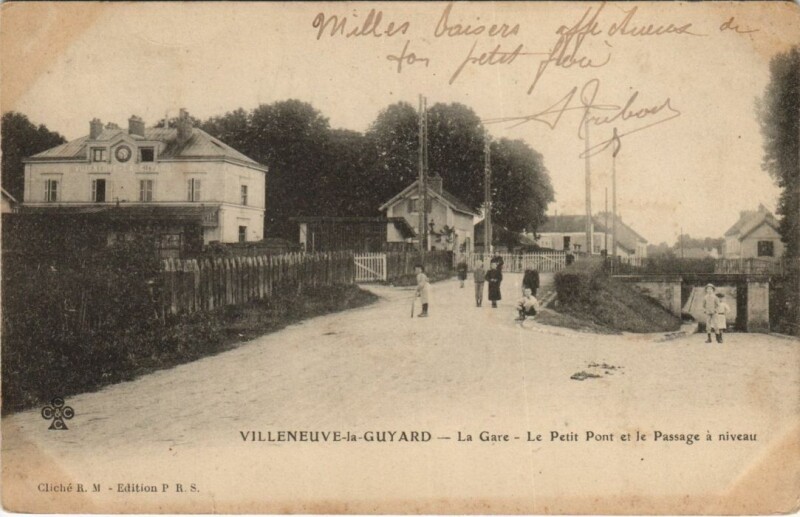 Carte postale ancienne Villeneuve la Guyard La Gare, Le Petit Pont France à Villeneuve-la-Guyard