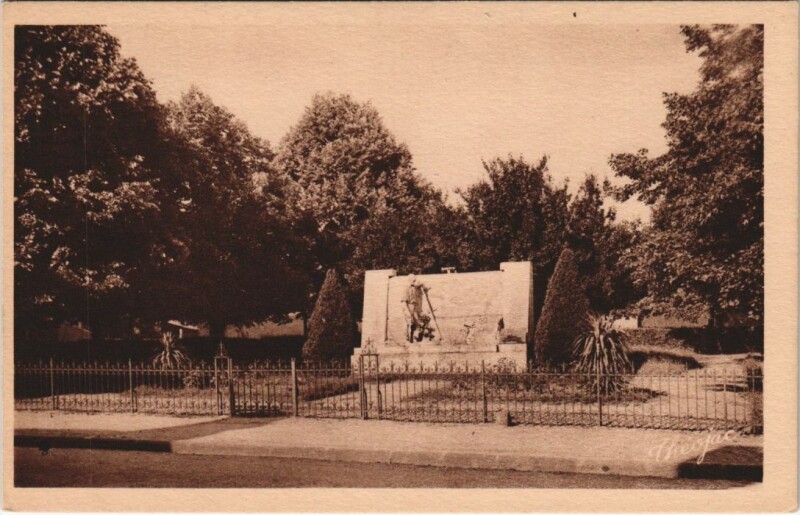 Carte postale ancienne Commentry Monument aux Morts à Commentry