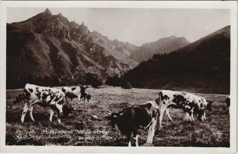 Carte postale ancienne Vallee d'Enfer au Pied du Sancy