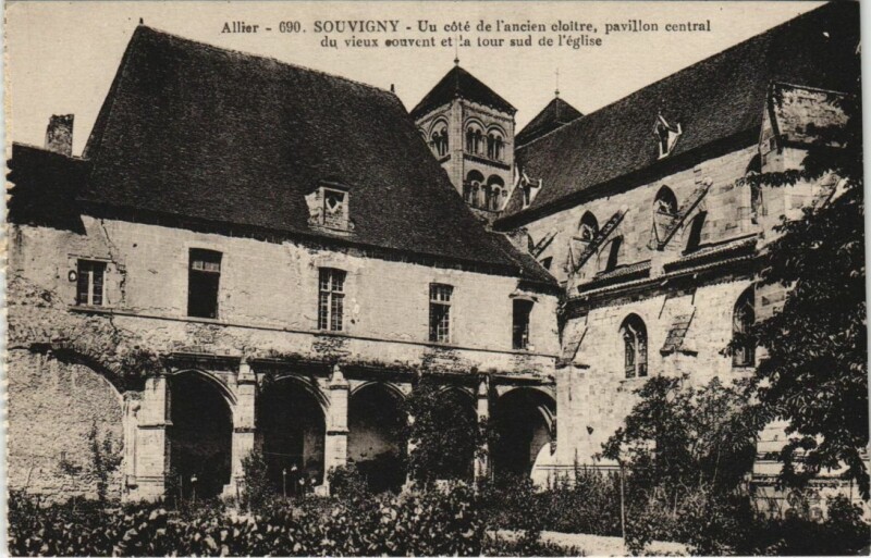 Carte postale ancienne Souvigny Un Cote de l'Ancien Cloitre à Souvigny