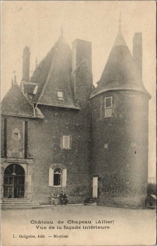 Carte postale ancienne Chateau de Chapeau - Vue de la Facade Interieure à Chapeau
