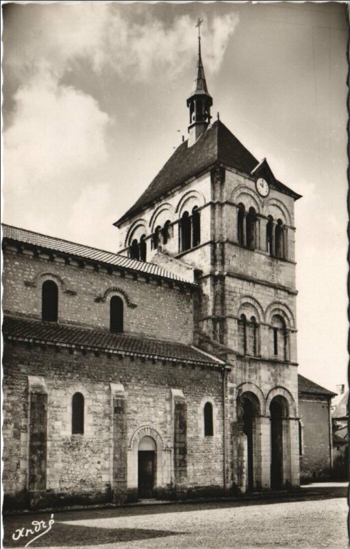 Carte postale ancienne Ebreuil Eglise Romane