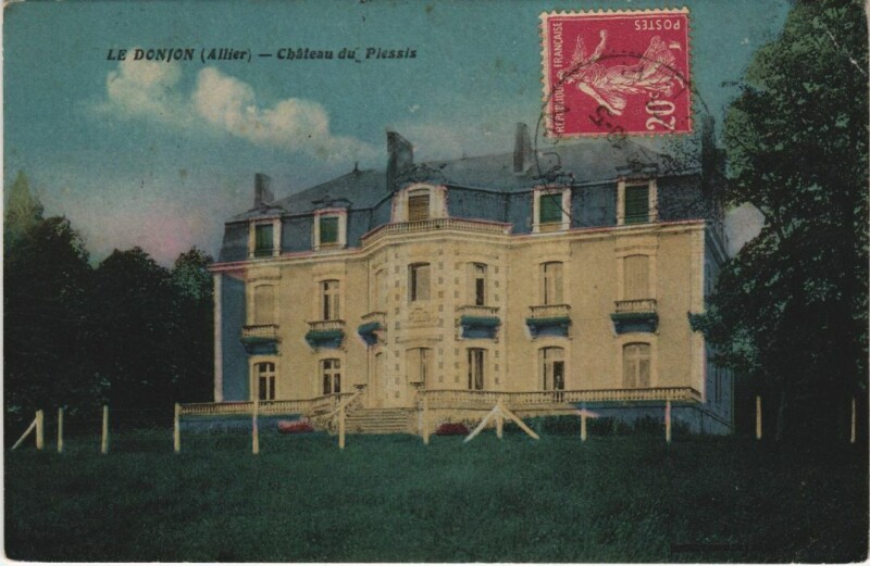 Carte postale ancienne Le Donjon Chateau du Plessis au Donjon