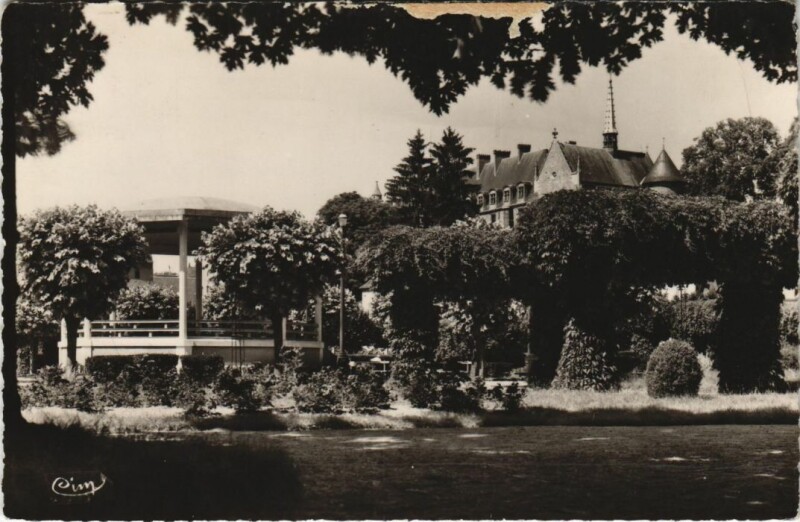 Carte postale ancienne Lapalisse Le Jardin Public à Lapalisse