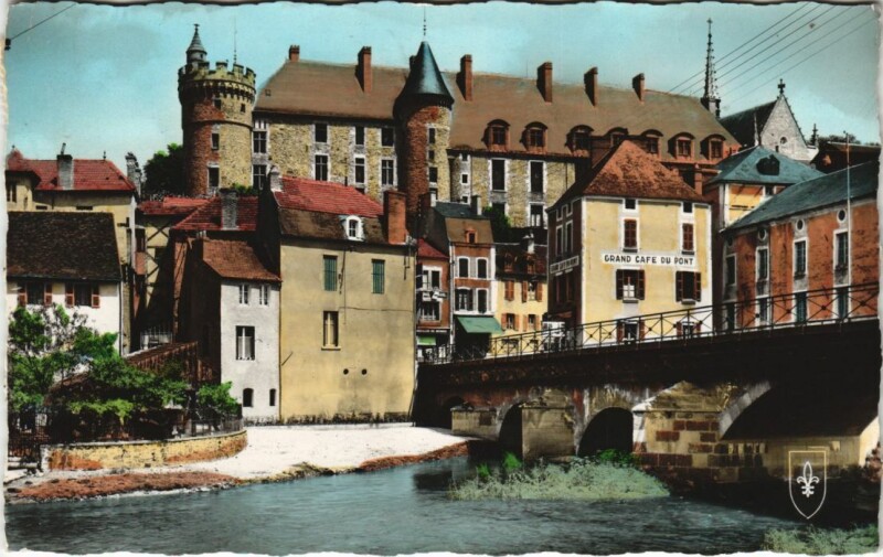Carte postale ancienne Lapalisse Le Chateau et la Besbre à Lapalisse