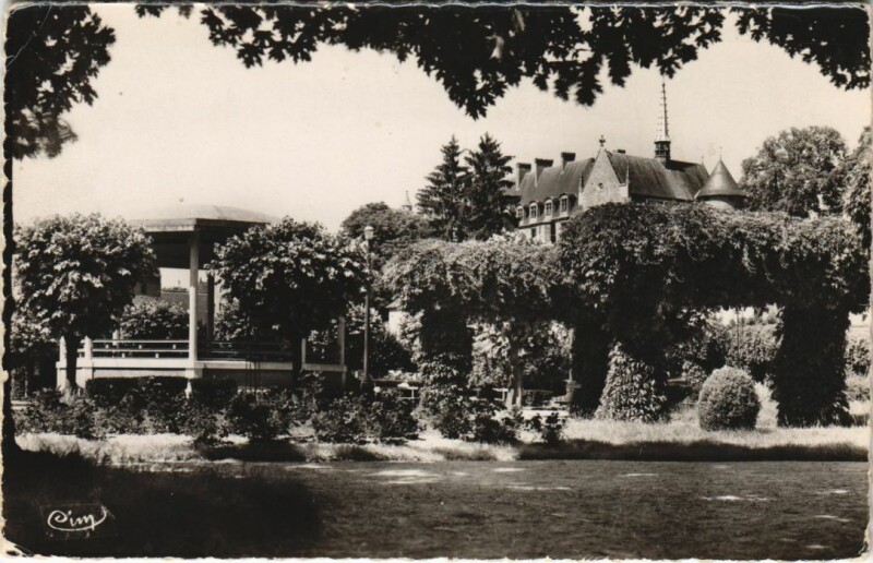 Carte postale ancienne Lapalisse Le Jardin Public à Lapalisse