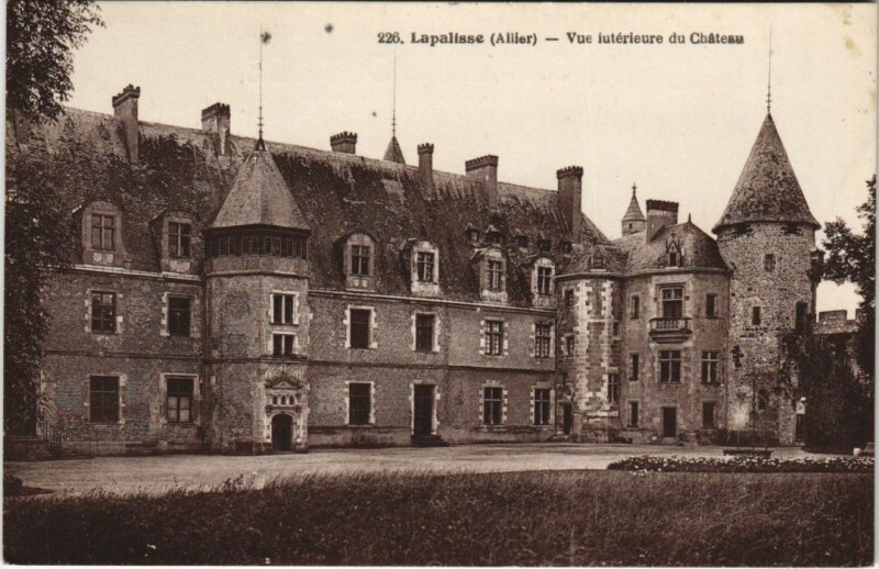 Carte postale ancienne Lapalisse Vue Interieure du Chateau à Lapalisse