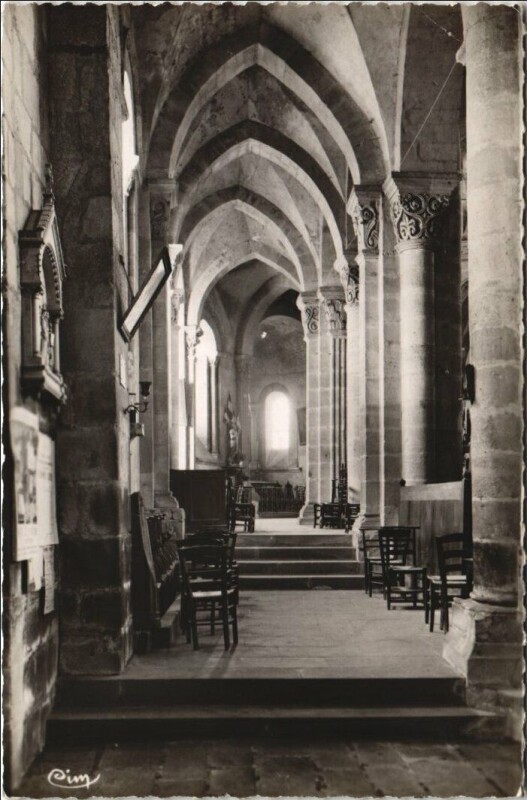 Carte postale ancienne Saint-Menoux Interieur de l'Eglise à Saint-Menoux