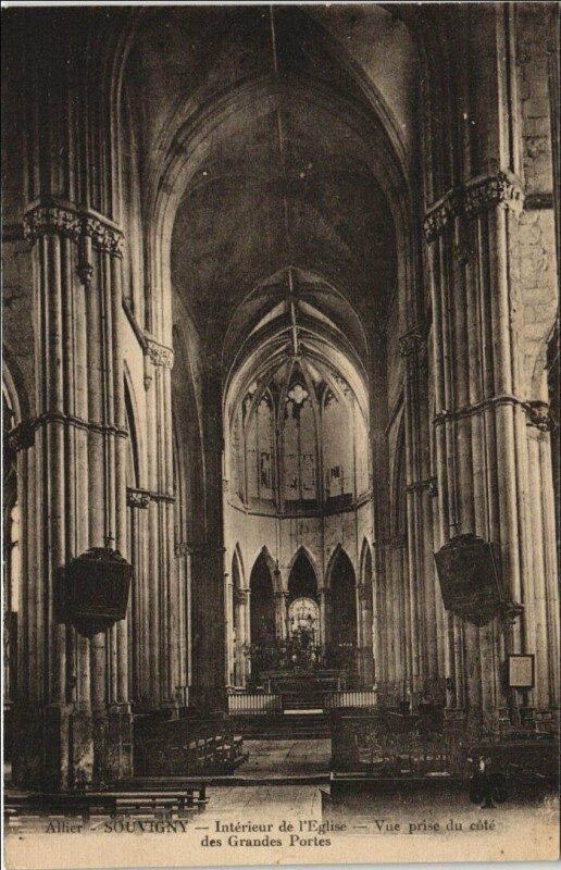 Carte postale ancienne Souvigny Interieur de l'Eglise à Souvigny