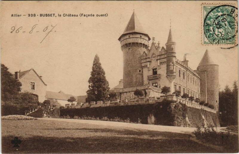 Carte postale ancienne Busset Le Chateau - Facade Ouest à Busset