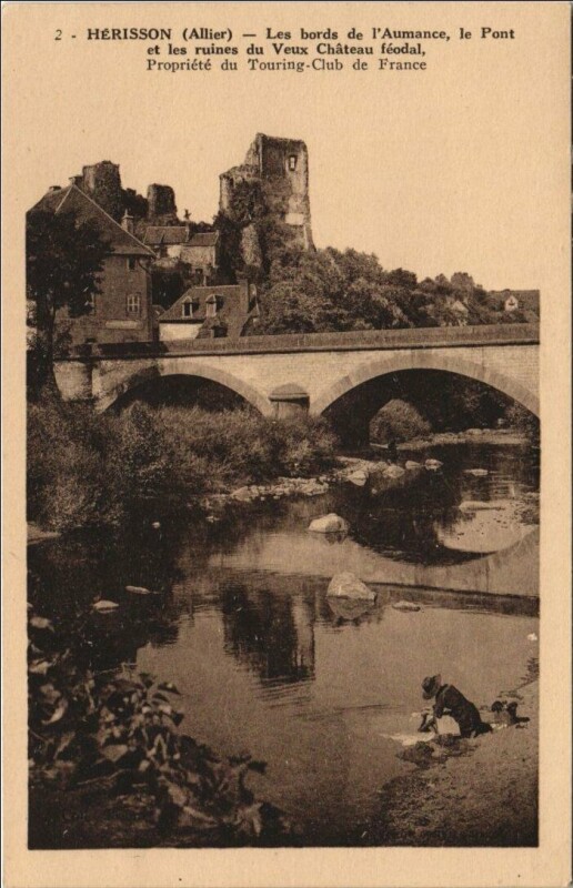 Carte postale ancienne Herisson Les Bords de l'Aumance - Le Pont - Ruines du Chateau