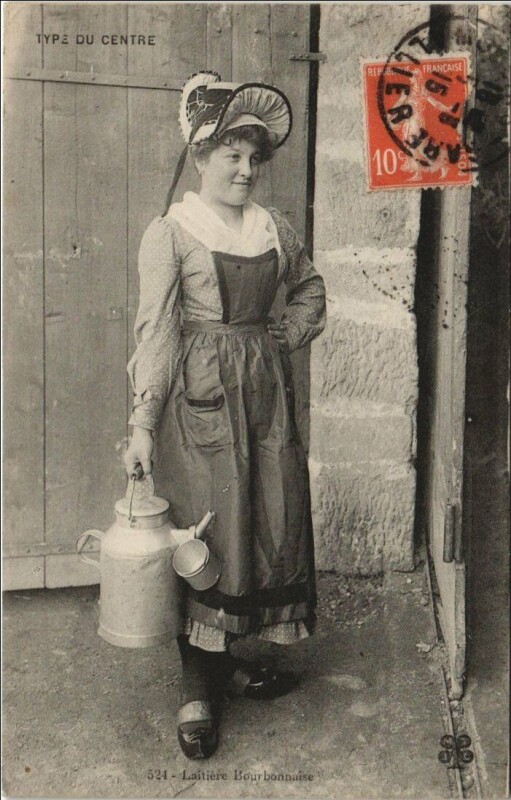 Carte postale ancienne Type du Centre - Laitiere Bourbonnaise
