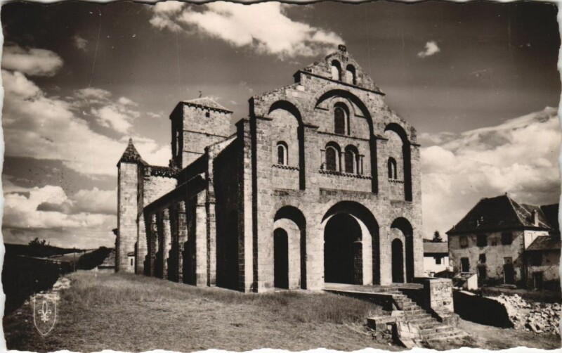 Carte postale ancienne Chatel-Montagne Eglise Romane
