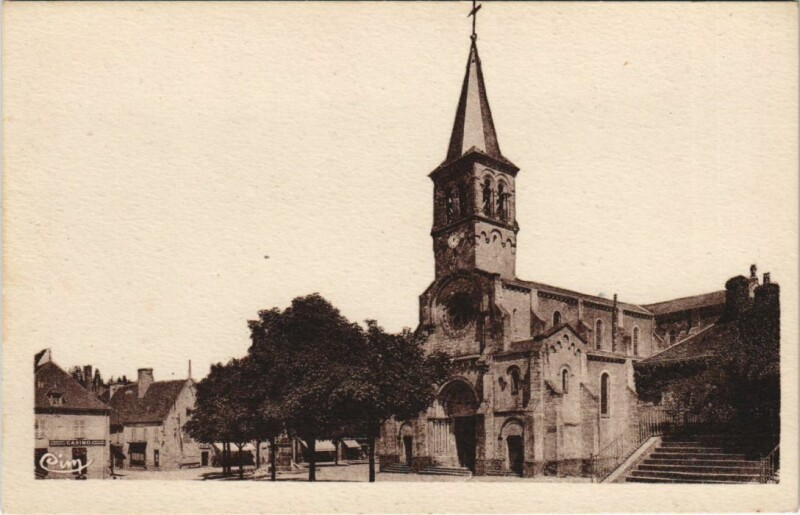 Carte postale ancienne Le Donjon Place de la Republique au Donjon