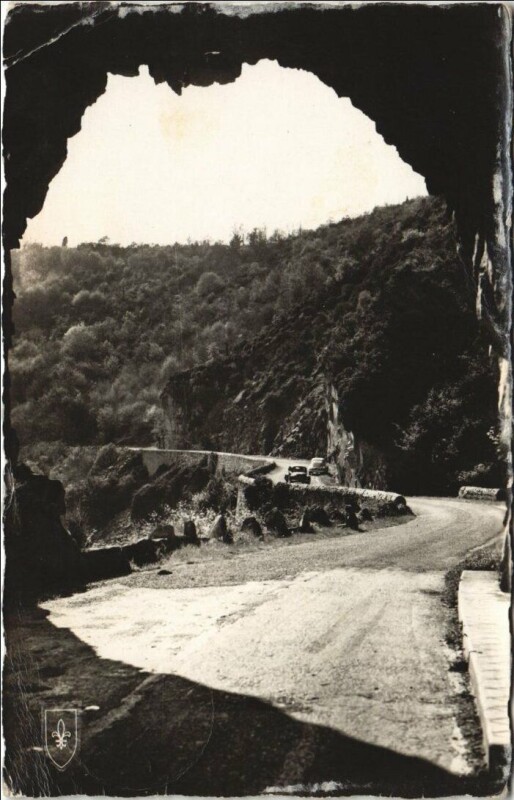 Carte postale ancienne Sioule Vallee - Sous le Tunnel Routier des Gorges de Chouvigny à Chouvigny