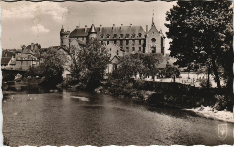 Carte postale ancienne Lapalisse Le Chateau de Lapalisse et la Besbre à Lapalisse