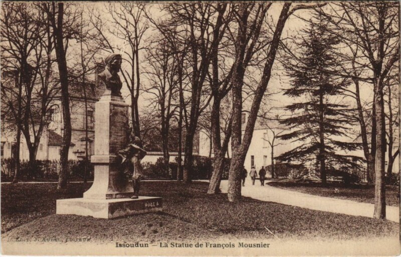 Carte postale ancienne Issoudun La Statue de Francois Mousnier France à Issoudun