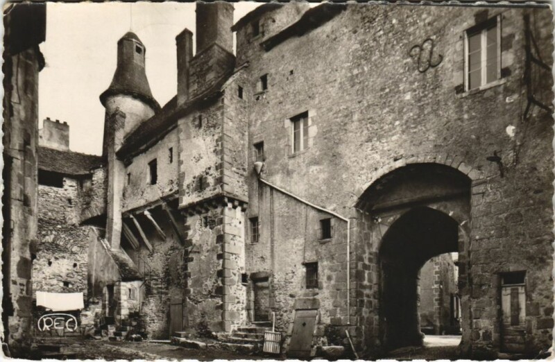 Carte postale ancienne St.Benoit du Sault Le Beffroi France