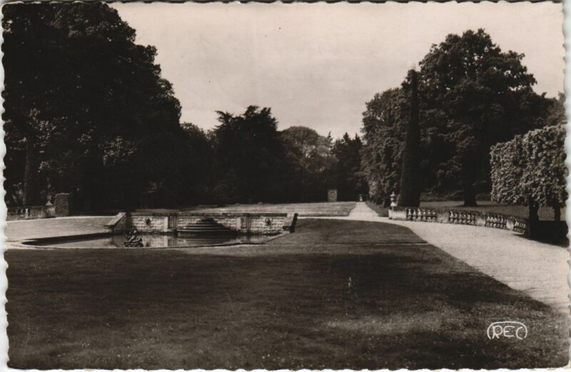 Carte postale ancienne Bouges Le Parc du Chateau France