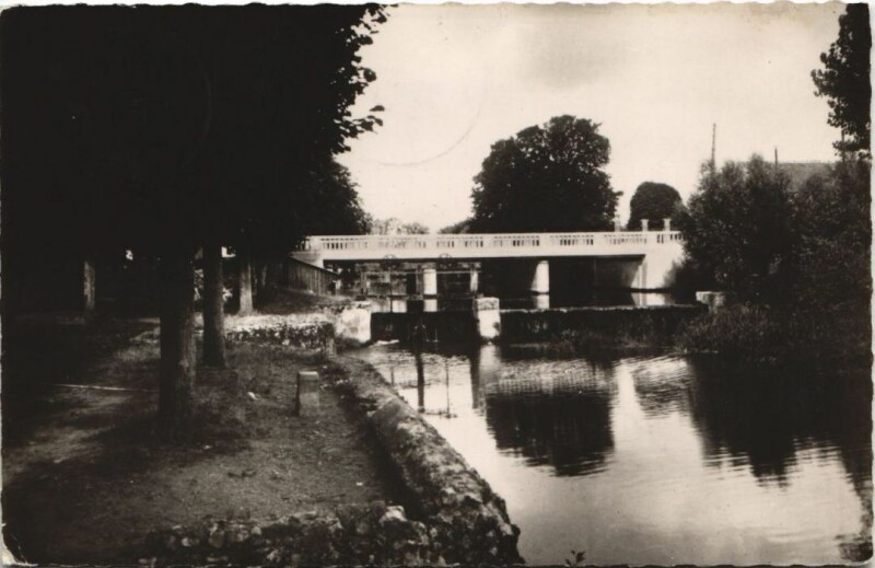 Carte postale ancienne Courville-sur-Eure Vue sur l'Eure - Les Canaux à Courville-sur-Eure