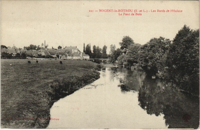 Carte postale ancienne Nogent-le-Rotrou Les Bords de l'Huisne - Le Pont de Bois à Nogent-le-Rotrou