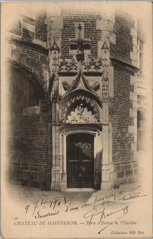 Carte postale ancienne Maintenon Chateau de Maintenon - Porte d'Entree de l'Escalier à Maintenon